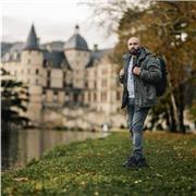 Professeur qui donne des cours de photographie